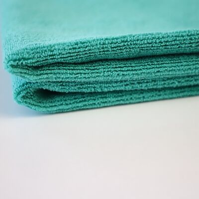 Bon prix 180 gm 40x40 cm serviette de nettoyage en microfibre en tricotée pour un usage industriel commercial en ligne